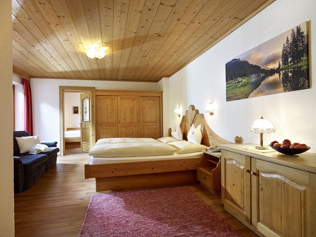 Hotel Traube Pettneu am Arlberg Rum bild