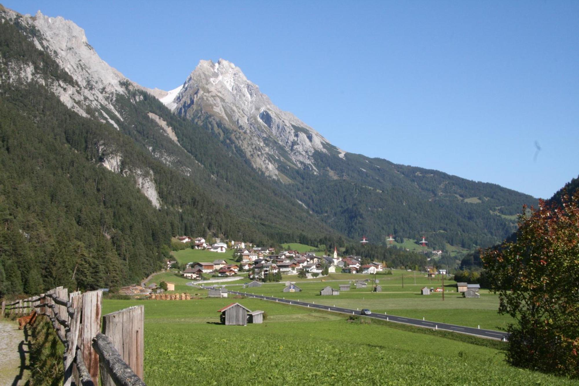 Hotel Traube Pettneu am Arlberg Exteriör bild