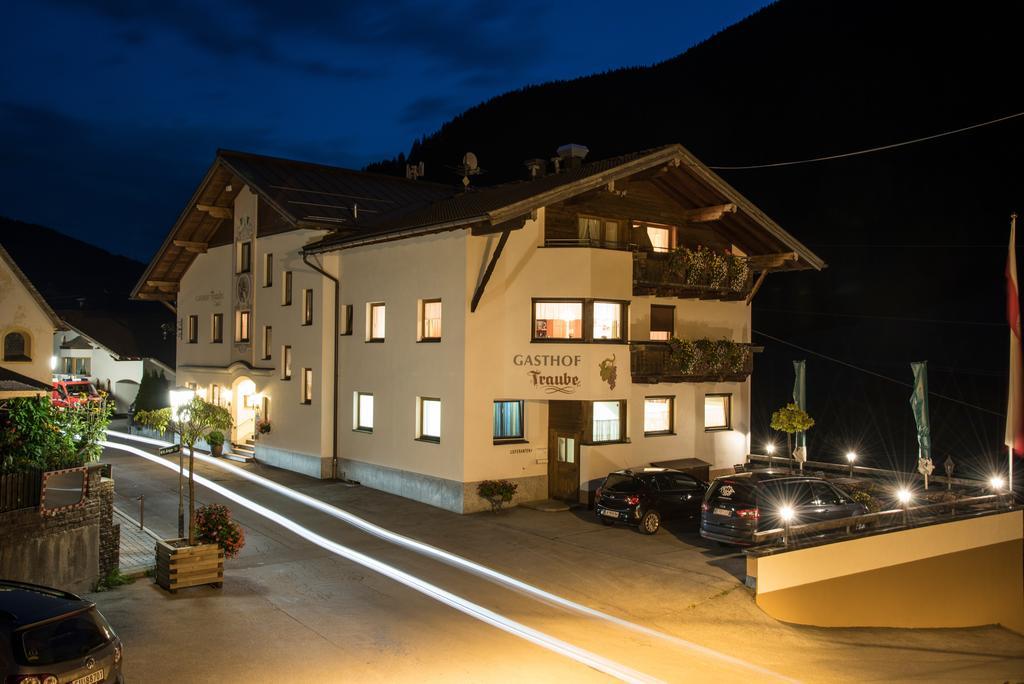 Hotel Traube Pettneu am Arlberg Exteriör bild